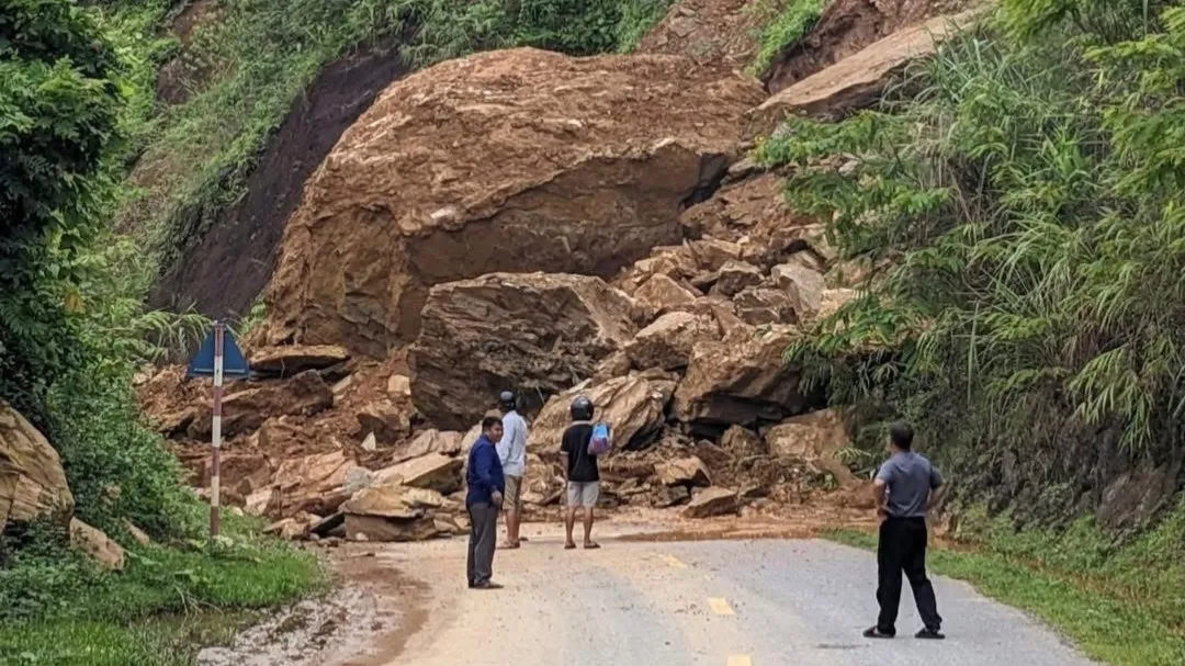 A large rock fell onto Highway 279D in Son La.