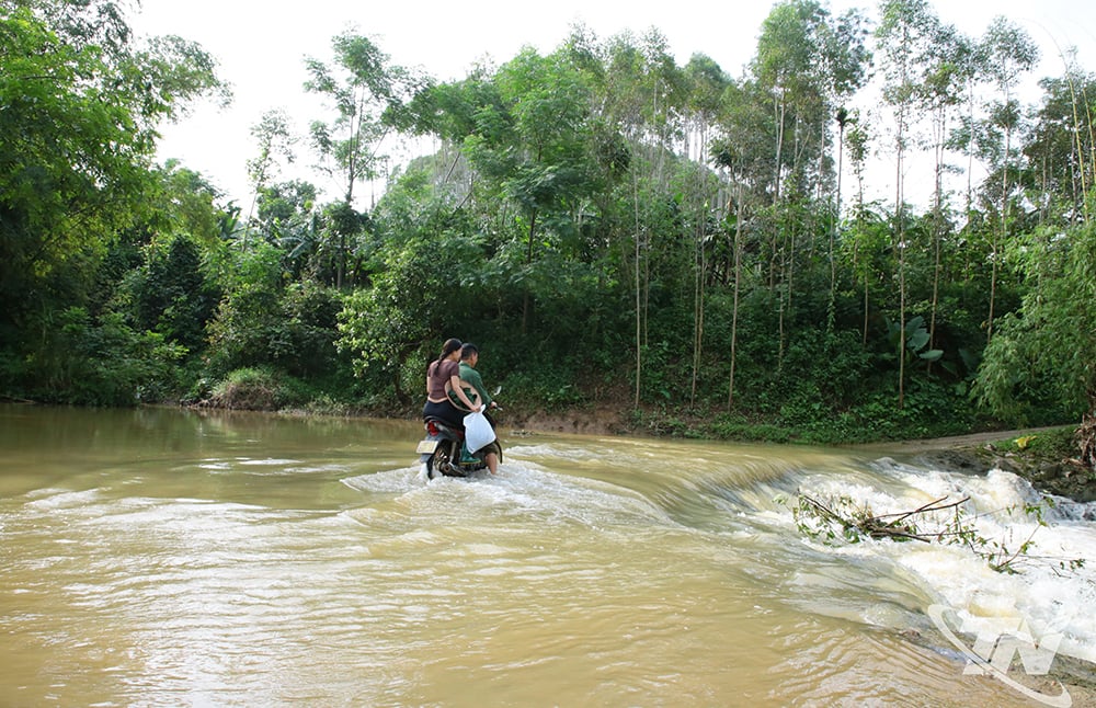 Cầu tràn ở xóm Khe Mo, xã Văn Hán.
