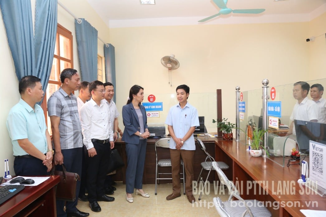 El grupo de trabajo supervisa e inspecciona la implementación de las tareas en el Centro de Servicios de Administración Pública de la Comuna de Xuan Duong
