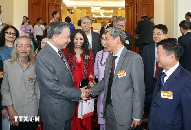ttxvn-tong-bi-thu-to-lam-gap-mat-dai-bieu-tri-thuc-nha-khoa-hoc-van-nghe-sy-8193320-3.jpg