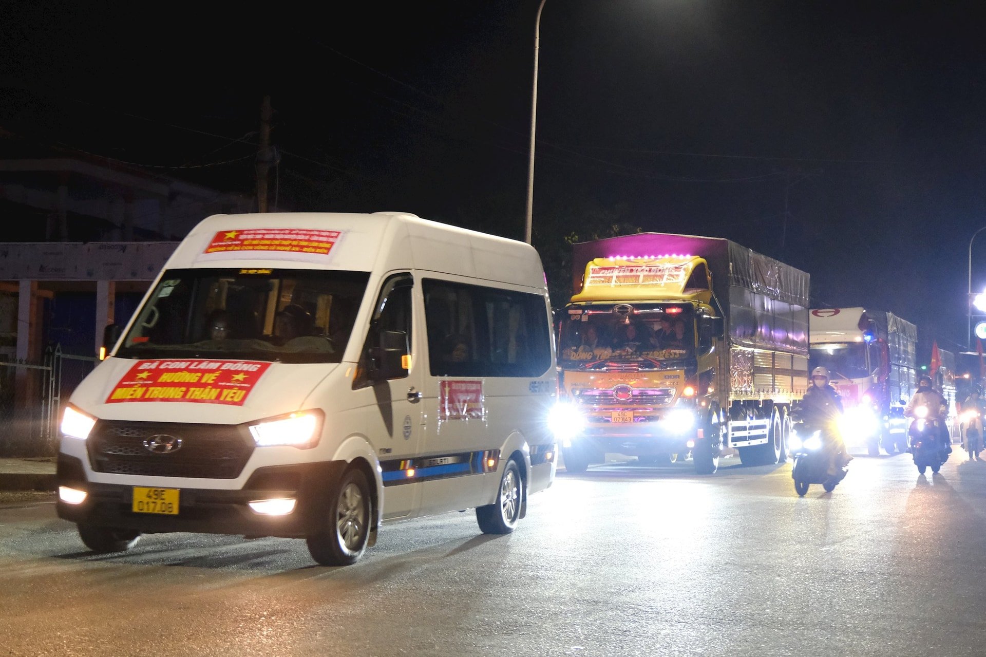 The moment the convoy rolled from Da Lat, carrying love towards the Central and Northern regions