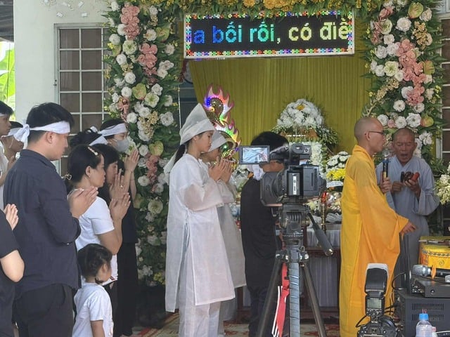 Tiễn đưa trọng tài Trần Đình Thịnh về nơi an nghỉ cuối cùng, Tổng thư ký VFF nói lời nghẹn ngào!- Ảnh 6.