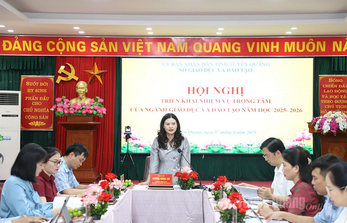 Đồng chí Phó Chủ tịch UBND tỉnh Vương Ngọc Hà phát biểu tại Hội nghị.