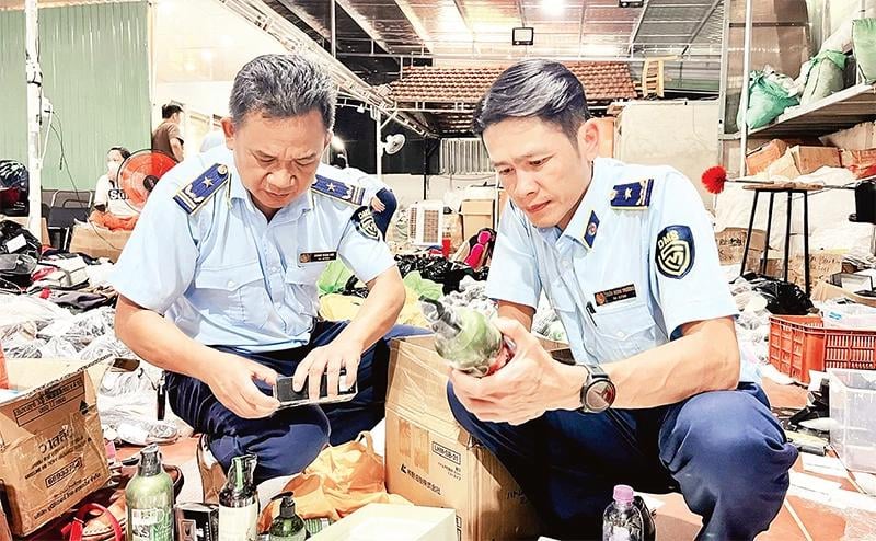 Lực lượng quản lý thị trường kiểm tra một kho hàng kinh doanh online các sản phẩm giả nhãn hiệu