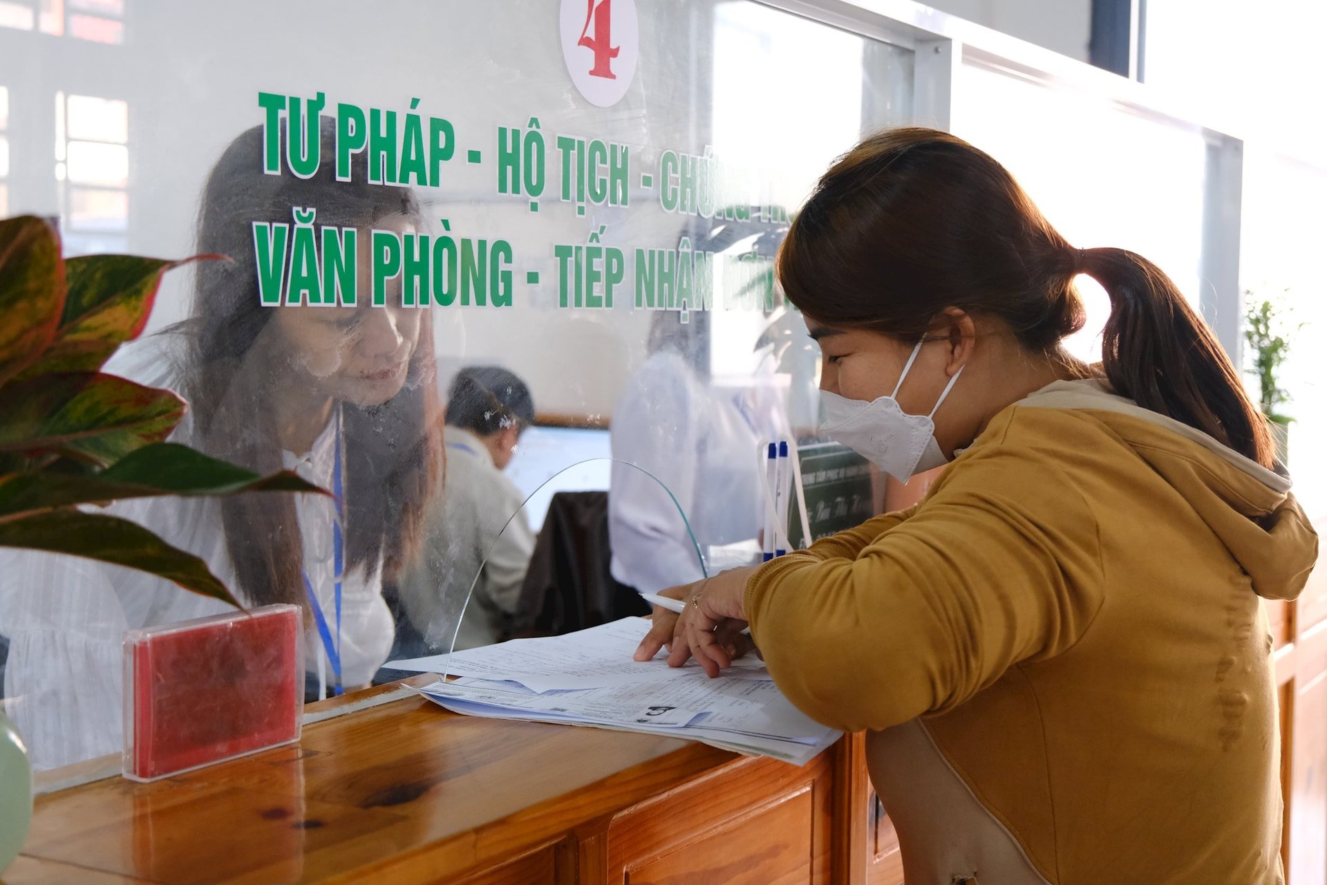 Người dân ở cơ sở đến giải quyết thủ tục hành chính tại Trung tâm phục vụ hành chính công xã
