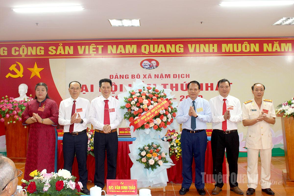 Đồng chí Vân Đình Thảo, Uỷ viên Ban Thường vụ Tỉnh uỷ, Giám đốc Sở Tài chính tặng lãng hoa chúc mừng Đại hội.