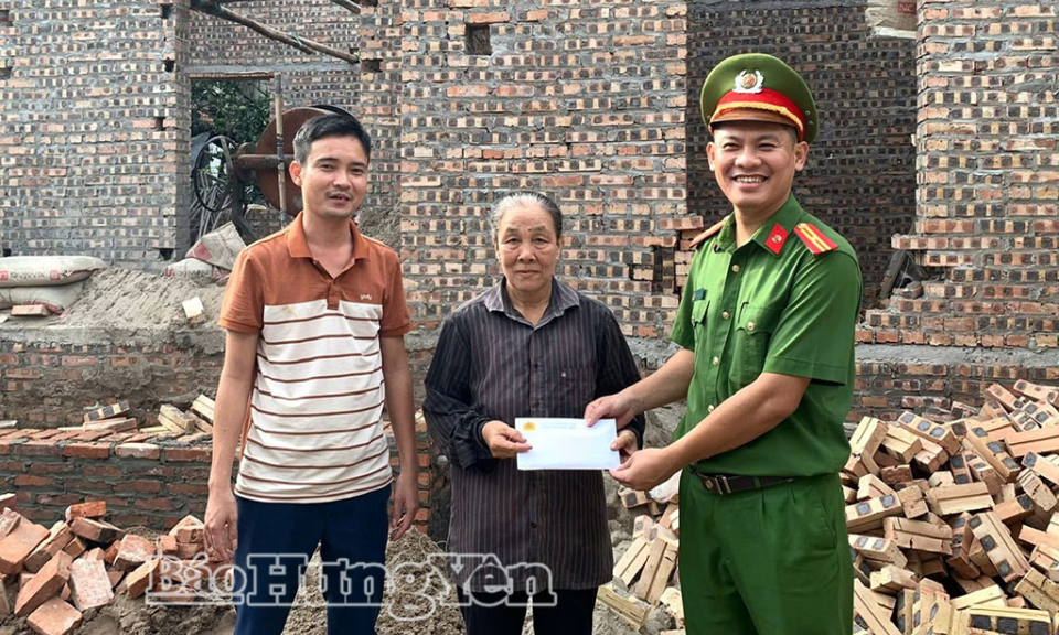 Chau Ninh Commune Police hand over funds to support housing construction for disadvantaged households.