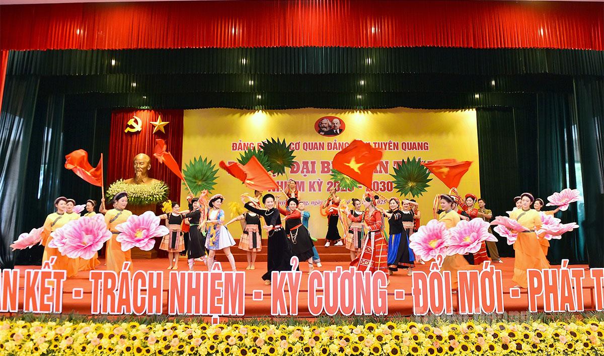  Văn nghệ chào mừng Đại hội. Ảnh: Thanh Phúc