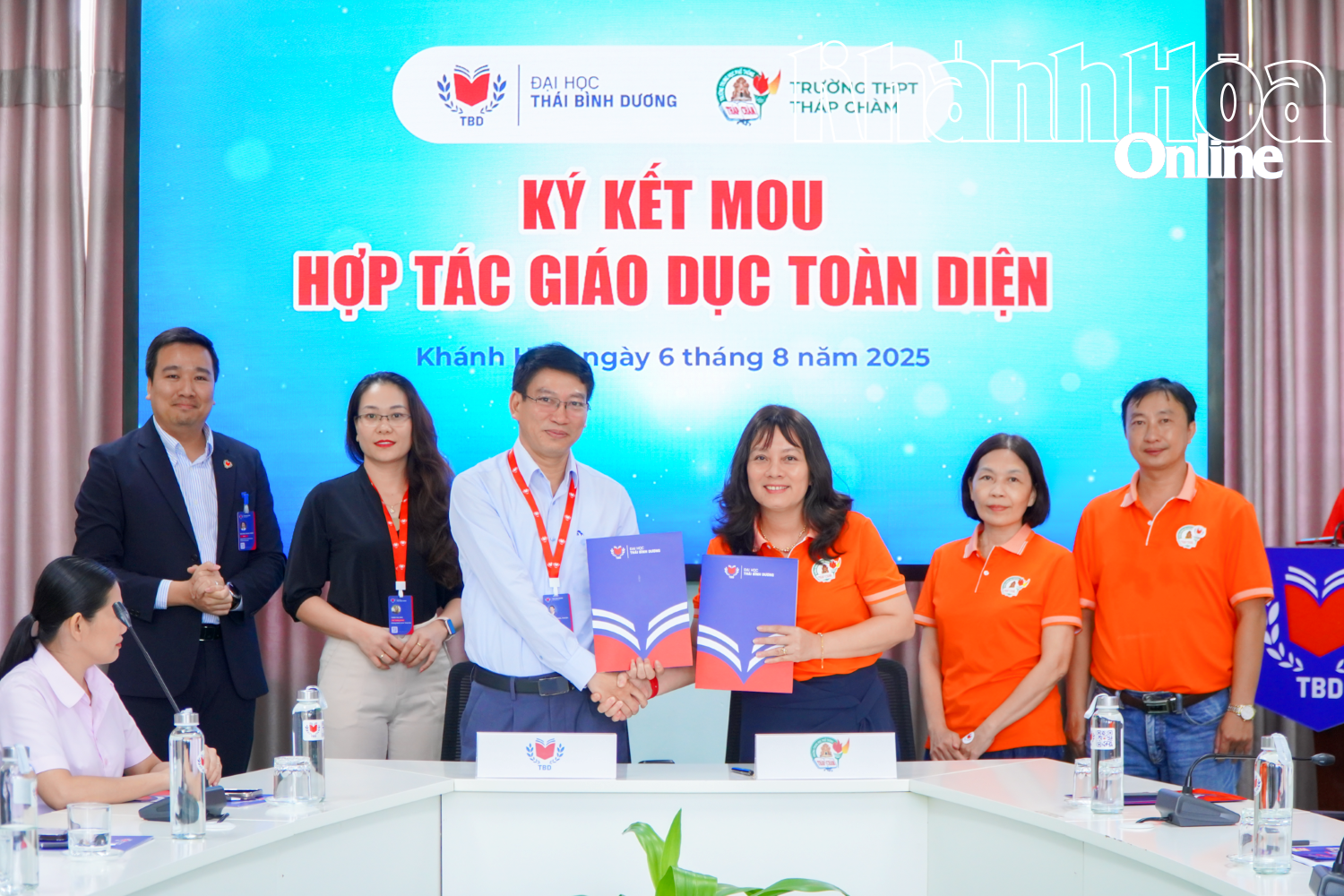Đại diện Trường Đại học Thái Bình Dương và Trường THPT Tháp Chàm ký kết hợp tác. 