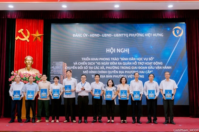 Phường Việt Hưng triển khai Chiến dịch “45 ngày đêm ra quân hỗ trợ hoạt động chuyển đổi số”- Ảnh 1.