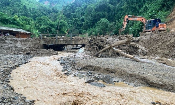 Nhiều căn nhà ở bản Háng Pú Xi (xã Xa Dung, tỉnh Điện Biên) bị vùi lấp, cuốn trôi. (Ảnh: VGP)