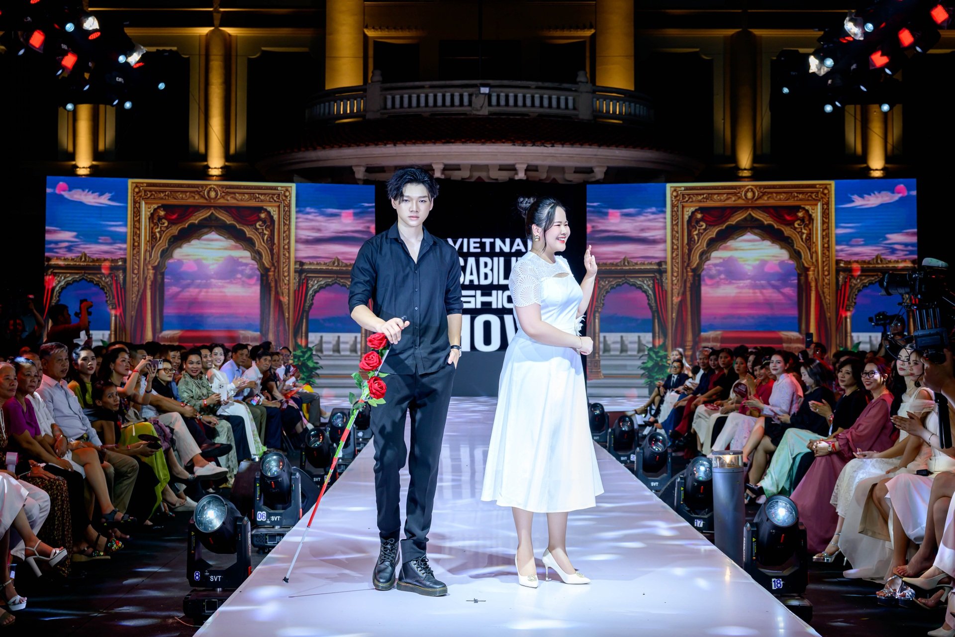 Người mẫu ngồi xe lăn, cặp vợ chồng tí hon tự tin trình diễn thời trang - 4