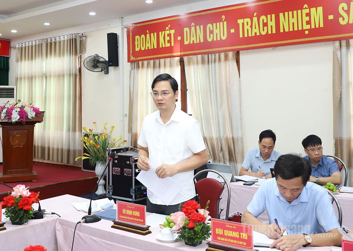 Đồng chí Vũ Đình Hưng, Ủy viên Ban chấp hành Đảng bộ tỉnh, Giám đốc Sở GD&ĐT báo cáo tình hình công tác GD&ĐT trên địa bàn tỉnh.