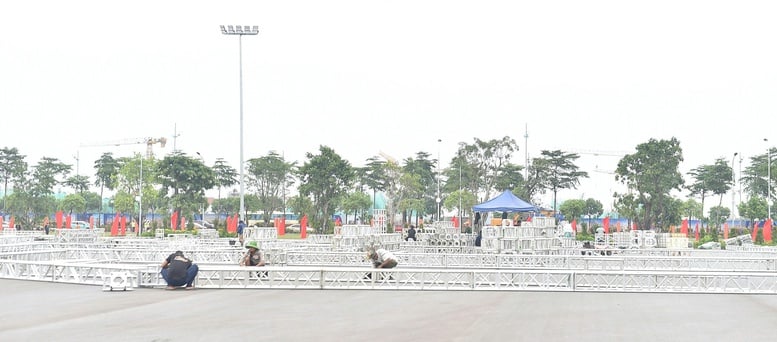 Thi công liên tục 24/7 để đảm bảo tiến độ Triển lãm thành tựu Đất nước nhân dịp kỷ niệm 80 năm Ngày Quốc khánh - Ảnh 8.