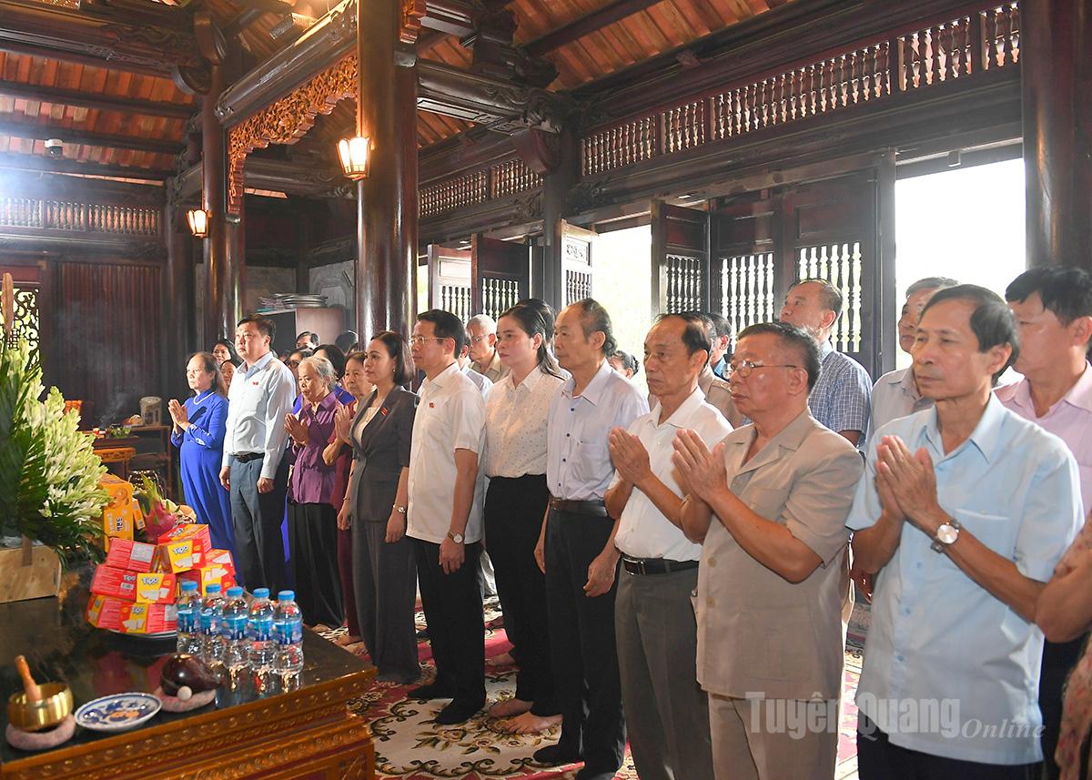 Đoàn đại biểu Quốc hội các khóa tỉnh Ninh Bình dâng hương tại Đền thờ Chủ tịch Hồ Chí Minh.