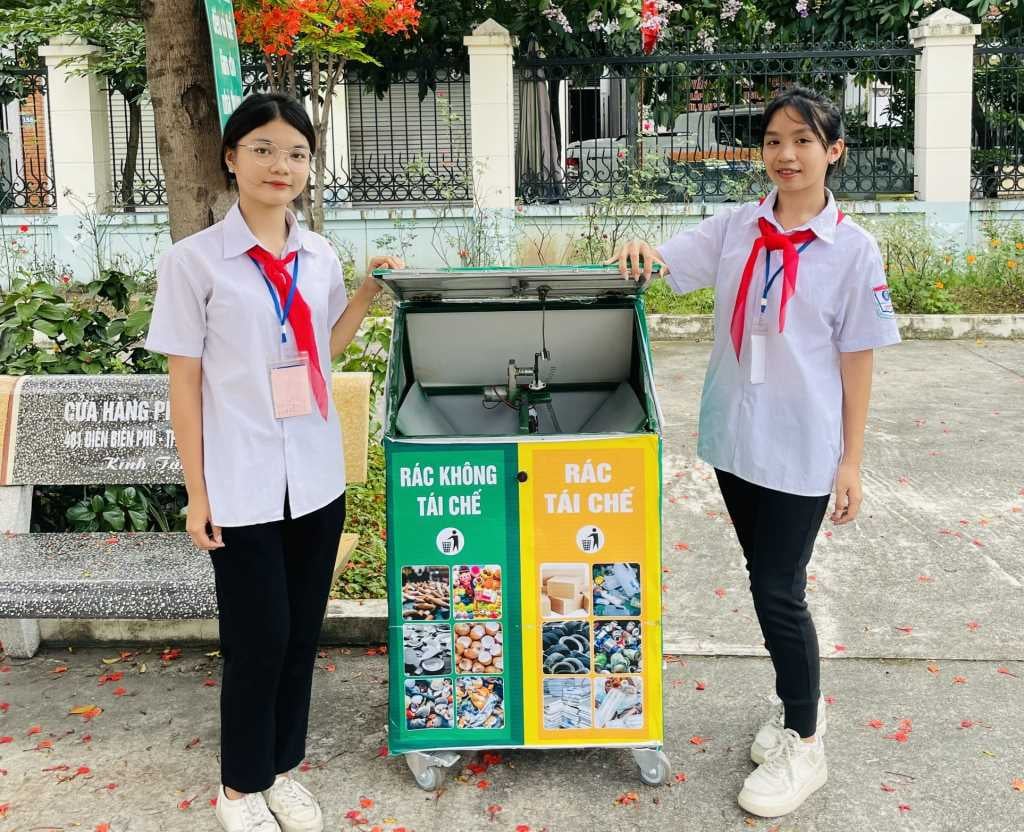 깜빈 중학교 학생들의 스마트 자동 쓰레기통은 환경 보호에 큰 도움을 줍니다. (2024년 TTNND 창의력 경진대회 프로젝트). 사진: 응우옌 응옥