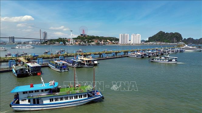 Khách du lịch nội địa đã quay trở lại Quảng Ninh sau sự cố thiên tai - Ảnh 1.