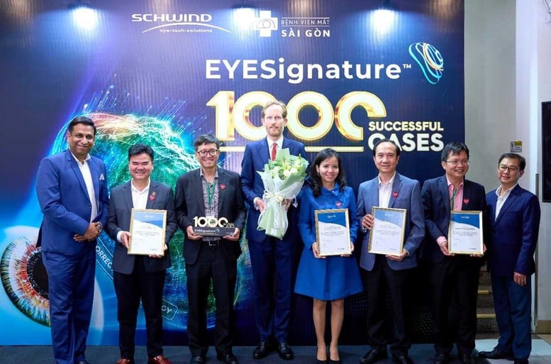 Mắt Sài Gòn cán mốc 1.000 lượt xóa cận cá nhân hóa EYESignature™ - đón tiếp CEO Tập đoàn SCHWIND đến thăm, chúc mừng- Ảnh 1.