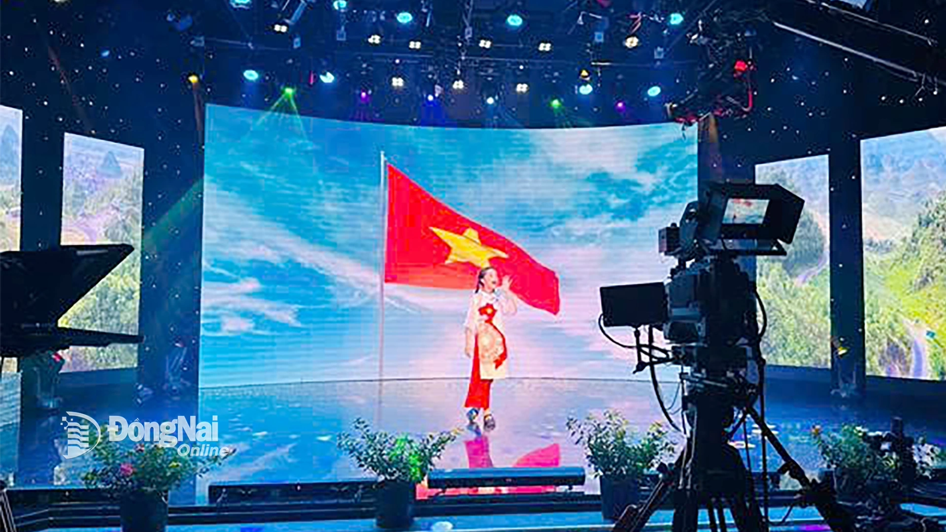Ca sĩ nhí Bảo Trang thể hiện ca khúc “Việt Nam những chuyến đi” (sáng tác: Vicky Nhung) trong chương trình “Vườn hoa âm nhạc tuổi thơ”, với hình ảnh lá cờ đỏ sao vàng tung bay đầy tự hào - khơi gợi tình yêu quê hương, đất nước trong mỗi trái tim tuổi nhỏ. Ảnh: Minh Huệ