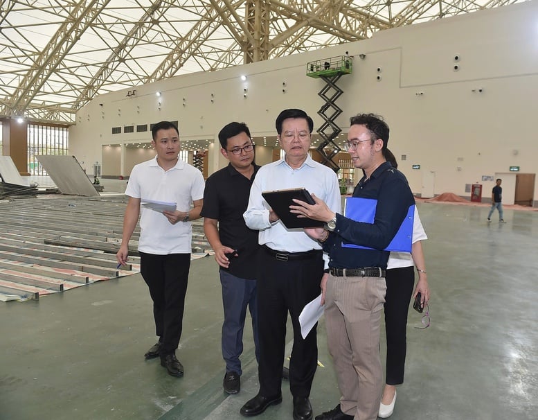 Thi công liên tục 24/7 để đảm bảo tiến độ Triển lãm thành tựu Đất nước nhân dịp kỷ niệm 80 năm Ngày Quốc khánh - Ảnh 3.