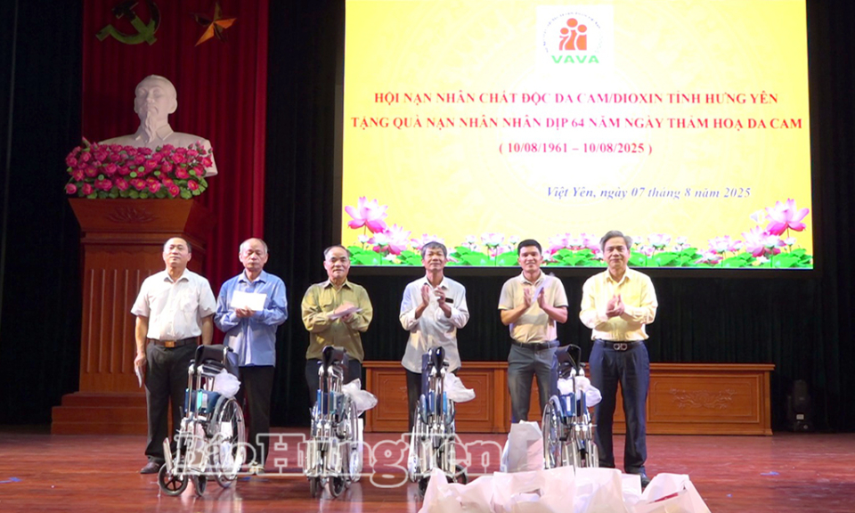 Tặng quà nạn nhân chất độc da cam