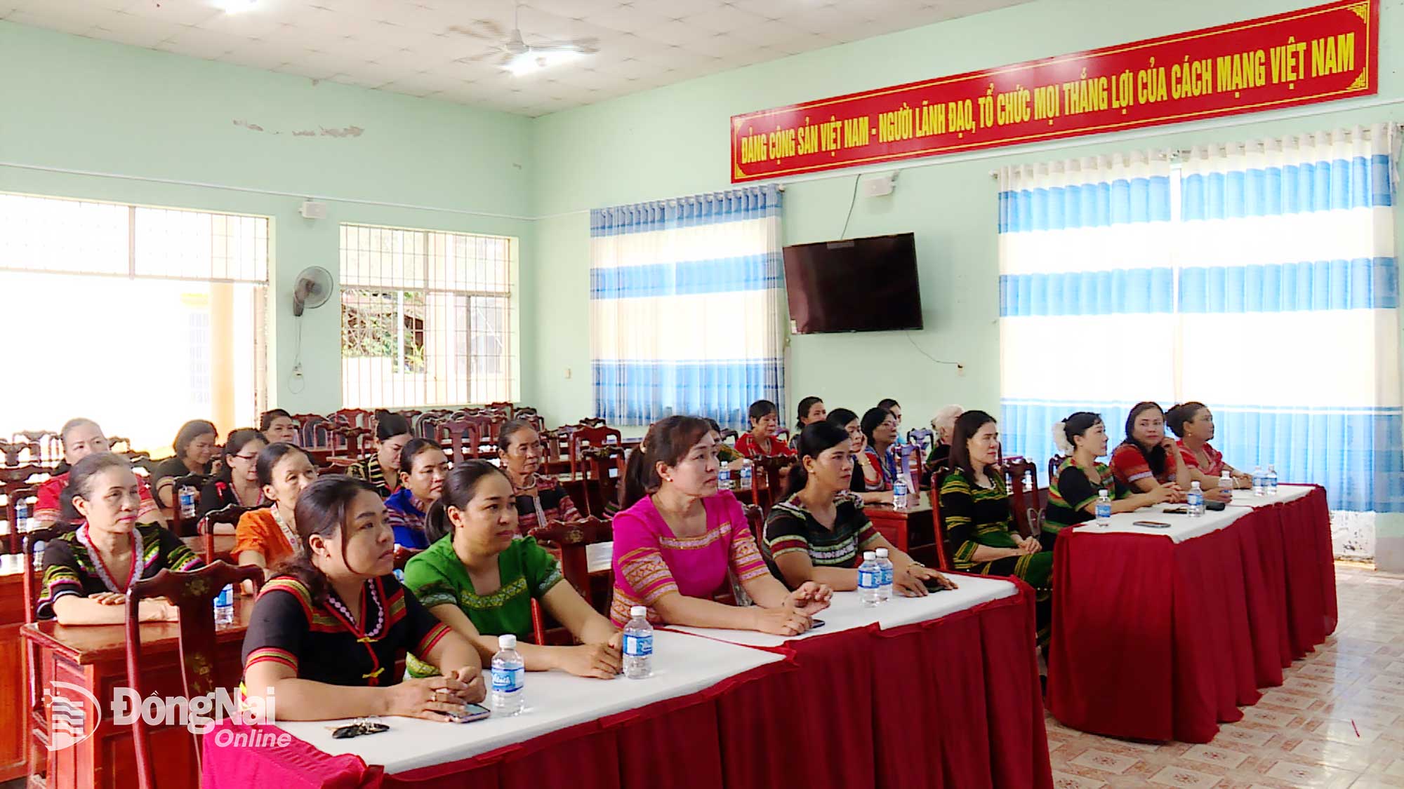 គំរូនៃ “សម្លៀកបំពាក់ការិយាល័យ Brocade” បាននាំមកនូវពណ៌ថ្មីដល់កន្លែងធ្វើការសម្រាប់ស្ត្រីនៅឃុំ Tan Hung ក្នុងអំឡុងពេលប្រជុំ និងជួបជុំគ្នា។ រូបថត៖ ទុយ ហ៊ុយ