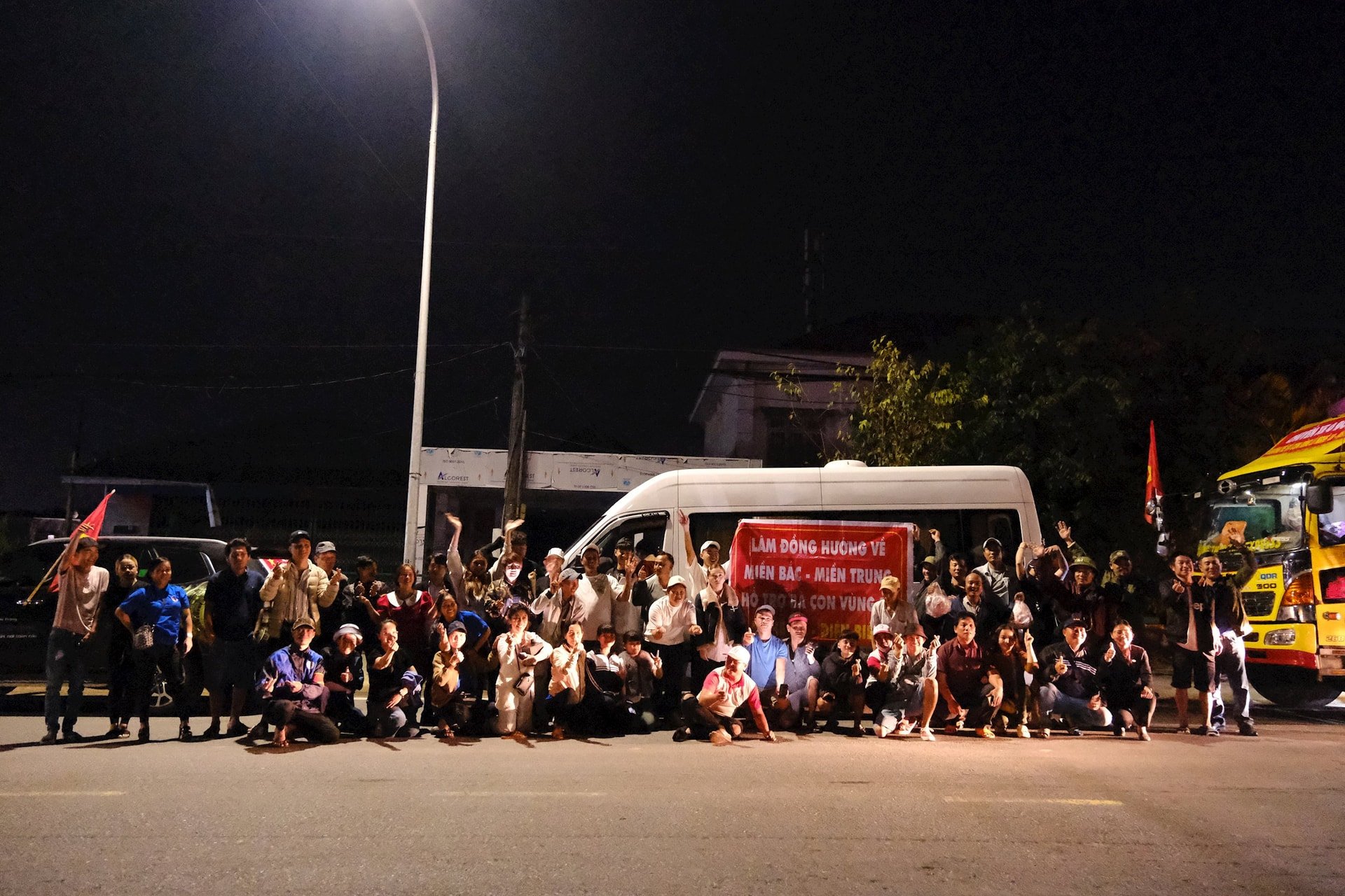 The volunteer group took souvenir photos before leaving Lam Dong to go to the Central and Northern regions.