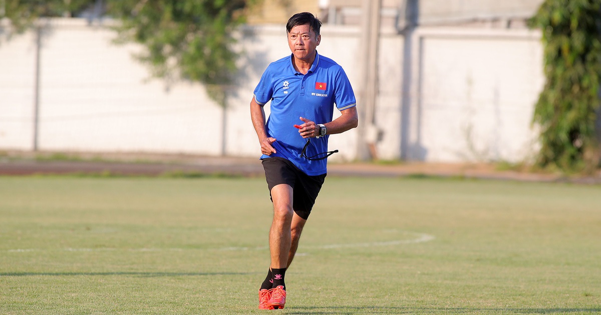 Photos d'une séance d'entraînement très « cool » de l'entraîneur Le Huynh Duc et Tien Linh dans l'uniforme du club de police d'Hô Chi Minh-Ville