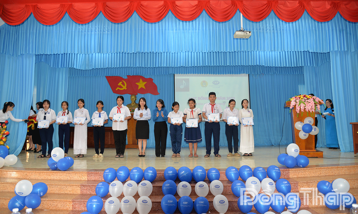 trao học bổng CEP năm 2025, cho con khách hàng là học sinh có hoàn cảnh khó khăn, vượt khó học tốt.