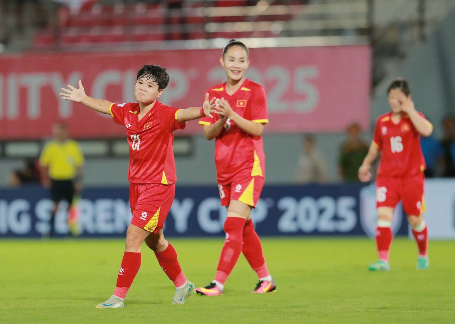 Bảng xếp hạng AFF Cup 2025: Đội tuyển nữ Việt Nam tốp 2, hẹn 'kình địch' Thái Lan- Ảnh 1.