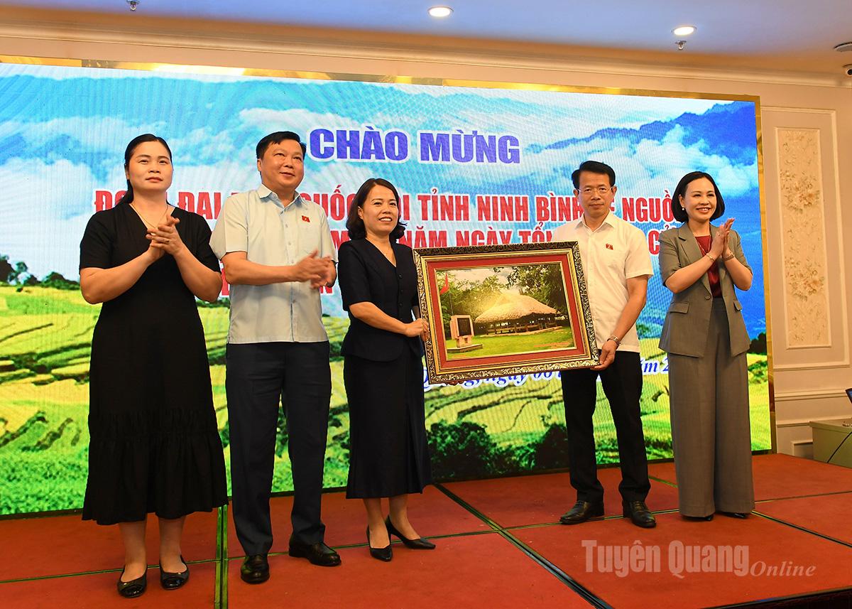 Đồng chí Lý Thị Lan, Ủy viên BTV Tỉnh ủy, Trưởng đoàn ĐBQH chuyên trách tỉnh tặng quà đoàn đại biểu Quốc hội các khóa tỉnh Ninh Bình.