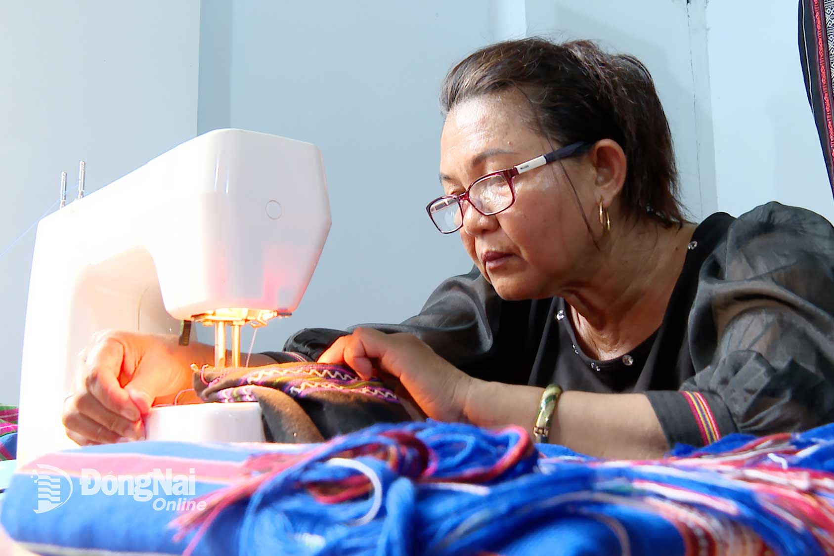 Khi thổ cẩm được cách tân thành trang phục hiện đại