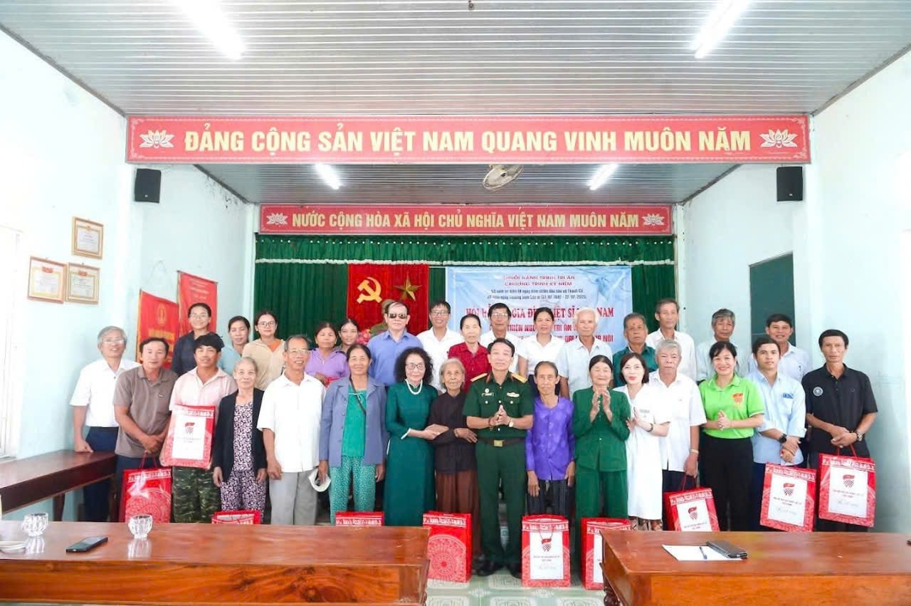 1-trao-qua-quang-tri-1.jpg