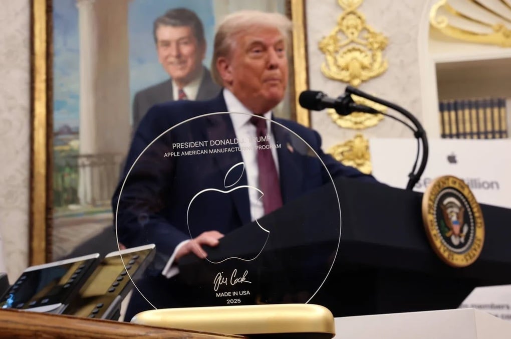 Tim Cook tặng Tổng thống Donald Trump món quà đặc biệt kèm lời hứa gì? - 1