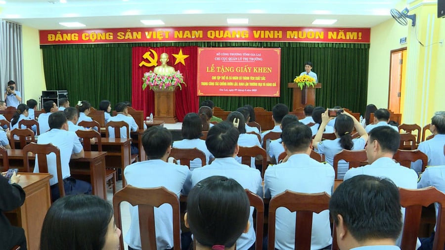 quang-canh-le-khen-thuong-anh-phi-long.jpg