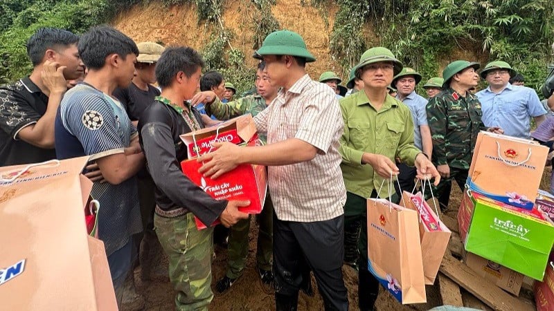Comrade Tran Tien Dung, Deputy Secretary of Dien Bien Provincial Party Committee, presented gifts and encouraged people of Hang Pu Si village who suffered damage due to flash floods on the morning of August 1.