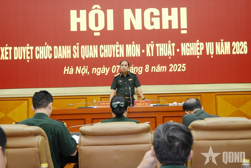 Senior Lieutenant General Phung Si Tan chaired the Conference to review the titles of professional - technical - vocational officers.