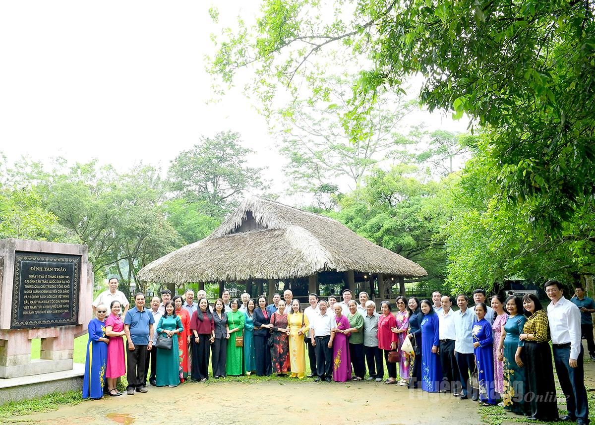 Đoàn đại biểu Quốc hội các khóa tỉnh Ninh Bình tham quan tại đình Tân Trào.
