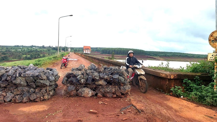 cong-ty-tnhh-mootjt-hanh-vien-khai-thac-cong-trinh-thuy-loi-gia-lai-cu-chu-dong-phoi-hop-voi-ubnd-xa-bo-ngoong-rao-chan-han-che-nguoi-va-phuong-tien-co-gioi-di-lai-tren-dap.jpg