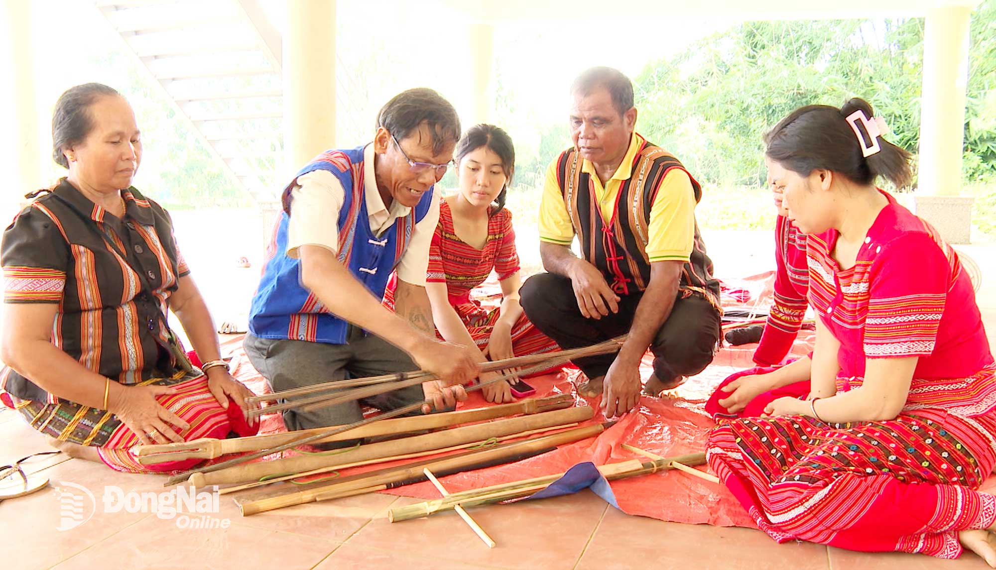 លោក Dieu Son Ray (ទីពីរ​ពី​ឆ្វេង) ណែនាំ​មនុស្ស​ឱ្យ​ប្រើ​អំបោះ​ដើម្បី​បង្កើត​លំនាំ​លើ​អាវទ្រនាប់។ រូបថត៖ ទុយ ហ៊ុយ