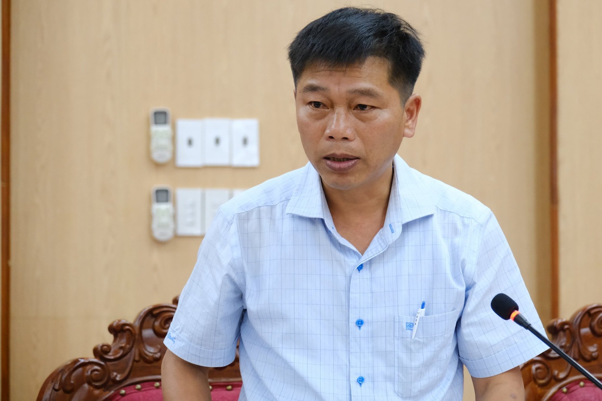 Phó trưởng Ban Tuyên giáo và Dân vận Tỉnh ủy Huỳnh Minh Hải trao đổi, giải đáp các vướng mắc từ cơ sở