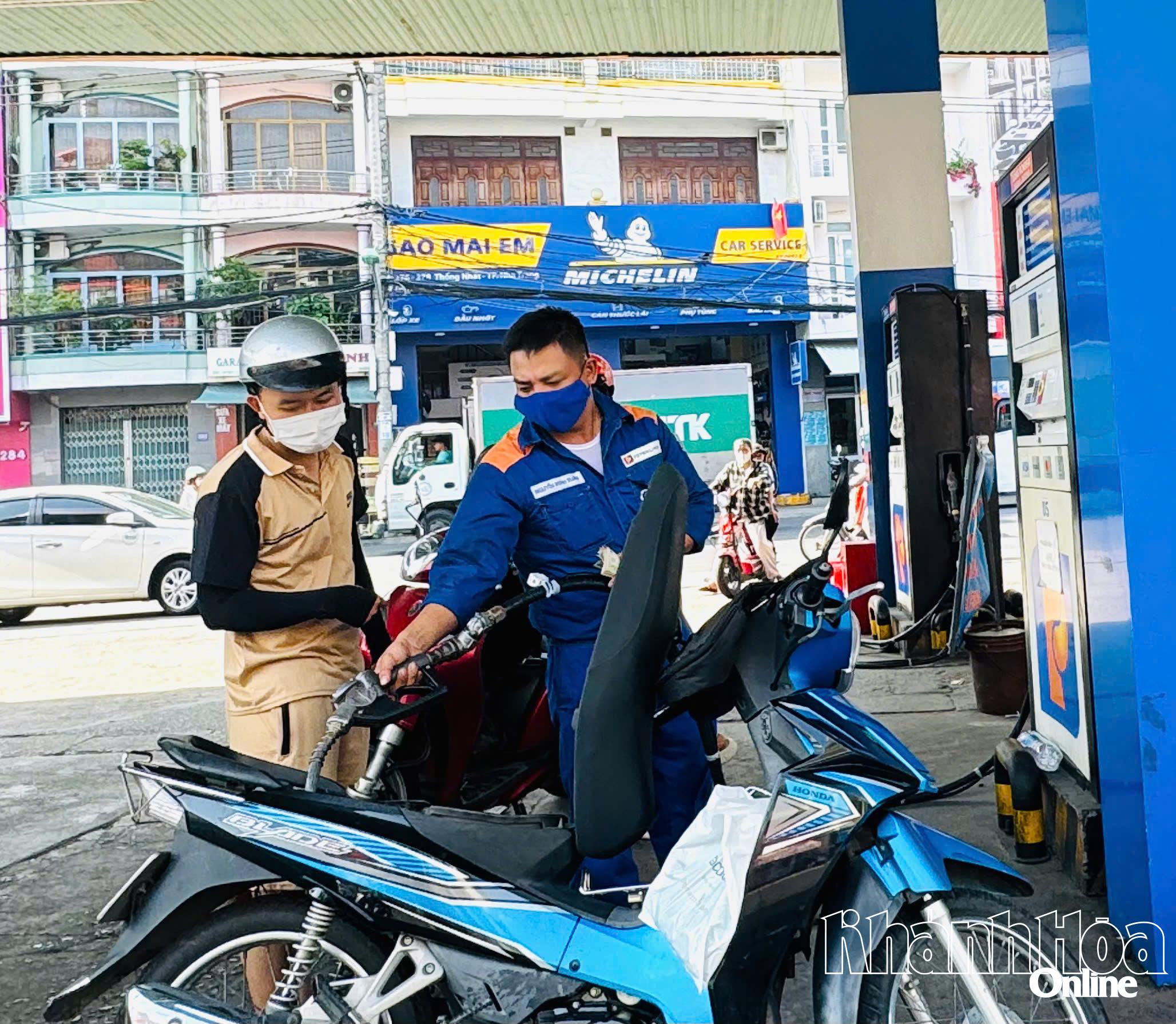 Người dân đổ xăng tại một cửa hàng ở phường Tây Nha Trang.