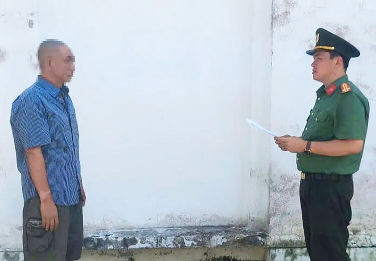 Khởi tố đối tượng có hành vi tổ chức cho người khác xuất cảnh trái phép