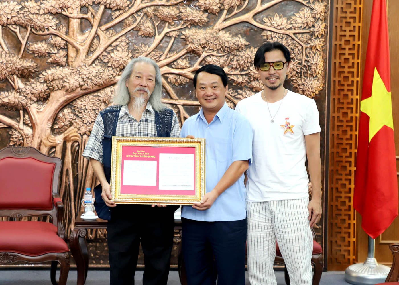 លេខាបក្សខេត្ត Hau A Lenh បានទទួលប័ណ្ណសរសើរនៃបទចម្រៀង 