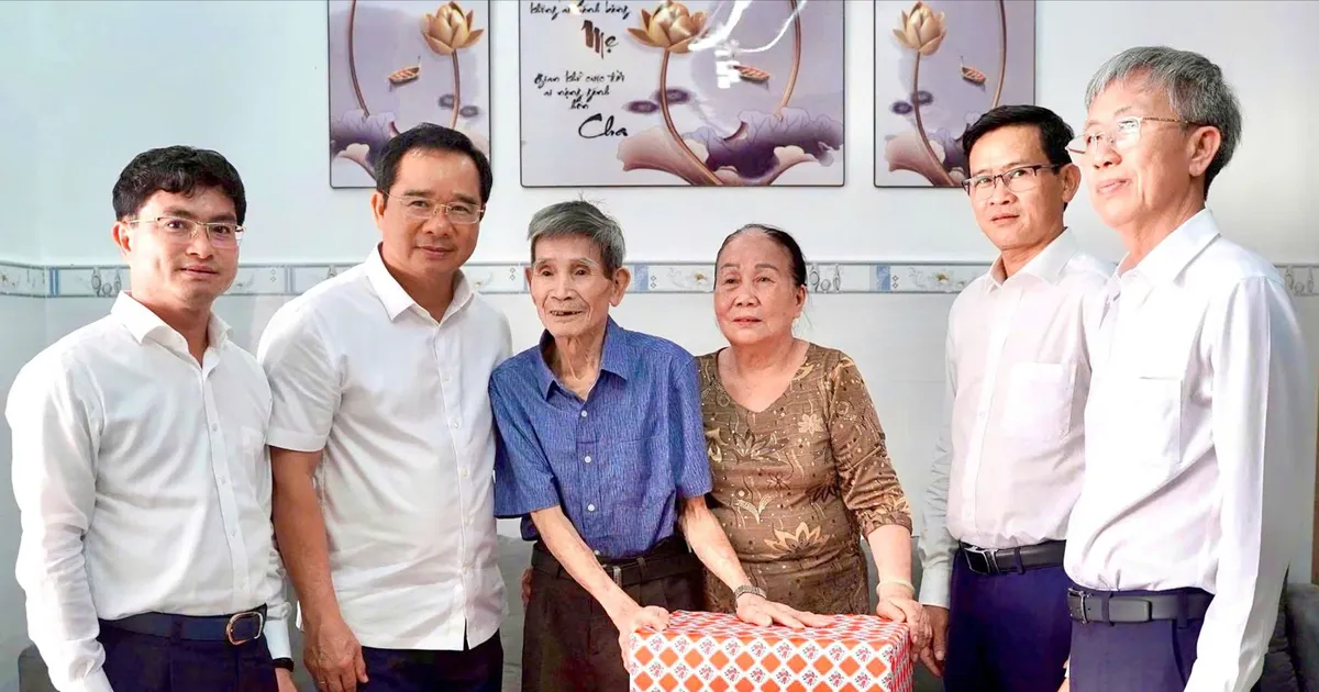 Chủ tịch UBND TPHCM Nguyễn Văn Được thăm cựu tù chính trị ở Đặc khu Côn Đảo