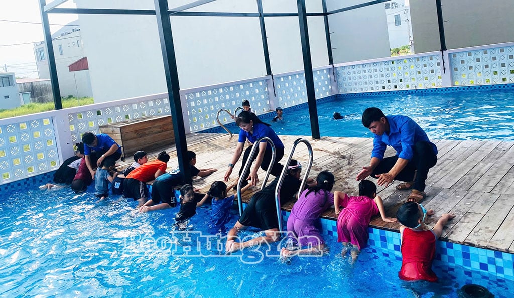 Đoàn viên, thanh niên xã Quang Hưng tham gia hỗ trợ lớp dạy bơi miễn phí.