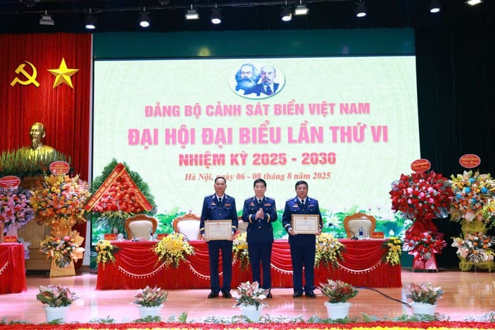 Bộ Tư lệnh Vùng Cảnh sát biển 4 được khen thưởng đột xuất - Ảnh 1.
