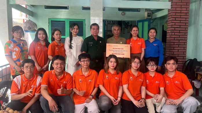 Sinh viên gây quỹ, sửa nhà cho cựu chiến binh- Ảnh 1.