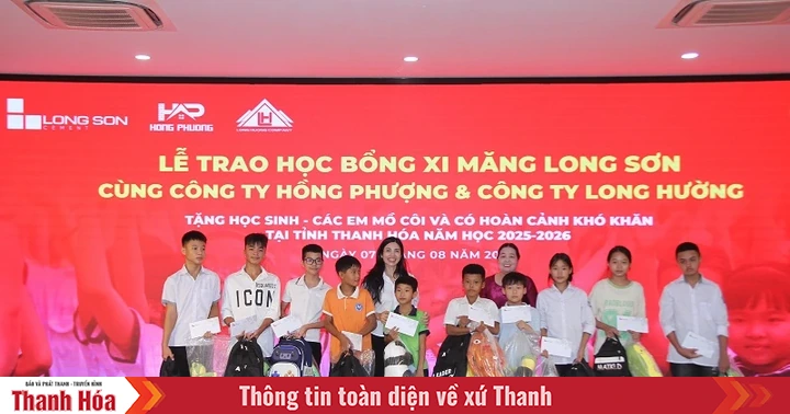 ឡុង សុន ស៊ីម៉ងត៍ ផ្តល់អាហារូបករណ៍ជួយសិស្សក្រីក្រទៅរៀន