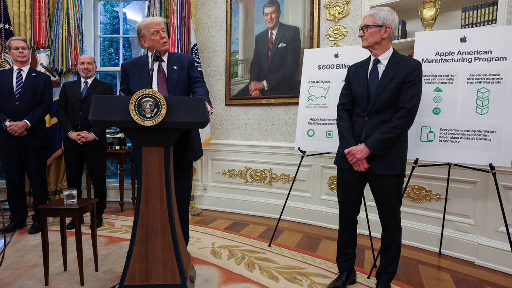 Tim Cook tặng Tổng thống Donald Trump món quà đặc biệt kèm lời hứa gì? - 2